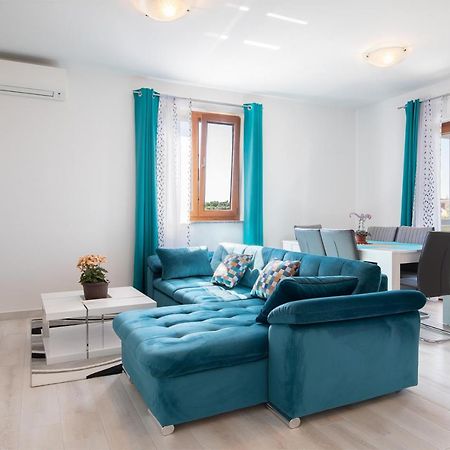 Kaylie Apartment Pula Ngoại thất bức ảnh